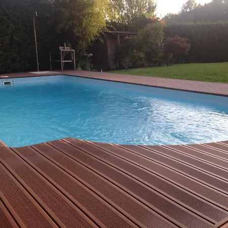 Vila Bonita Pareada Con Piscina Privada