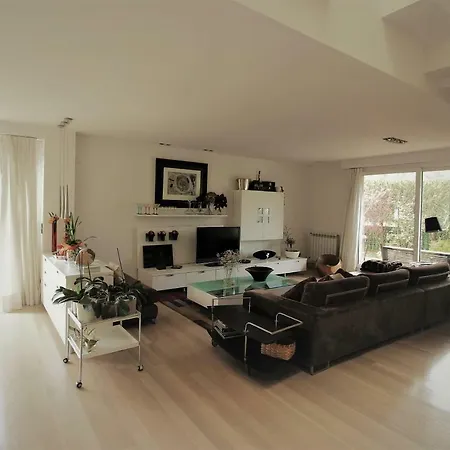 Vila Bonita Pareada Con Piscina Privada